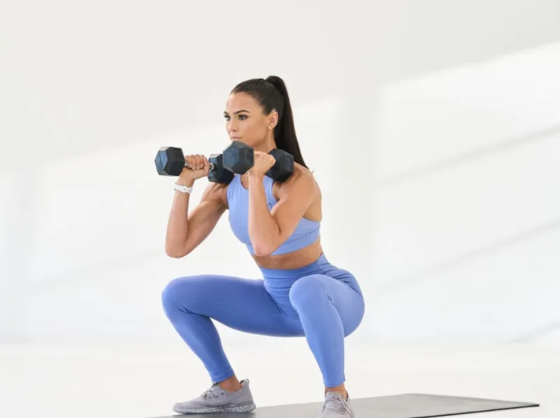 Bài tập Squat kết hợp tạ tay giúp săn chắc nhóm cơ chân và vòng ba.