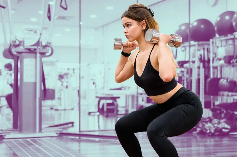 Thực hiện động tác Shoulder press để xây dựng cơ vai thon gọn, khỏe khoắn.