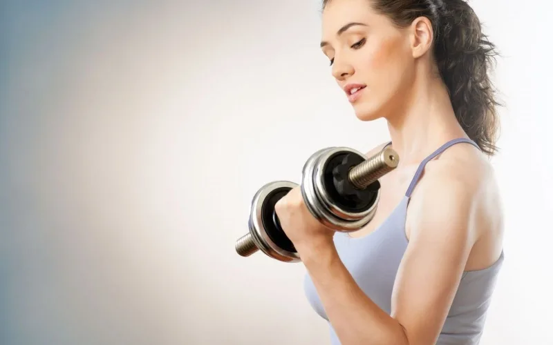 Chuẩn bị một đôi tạ tay nhỏ gọn để bắt đầu tập luyện ngay tại nhà.